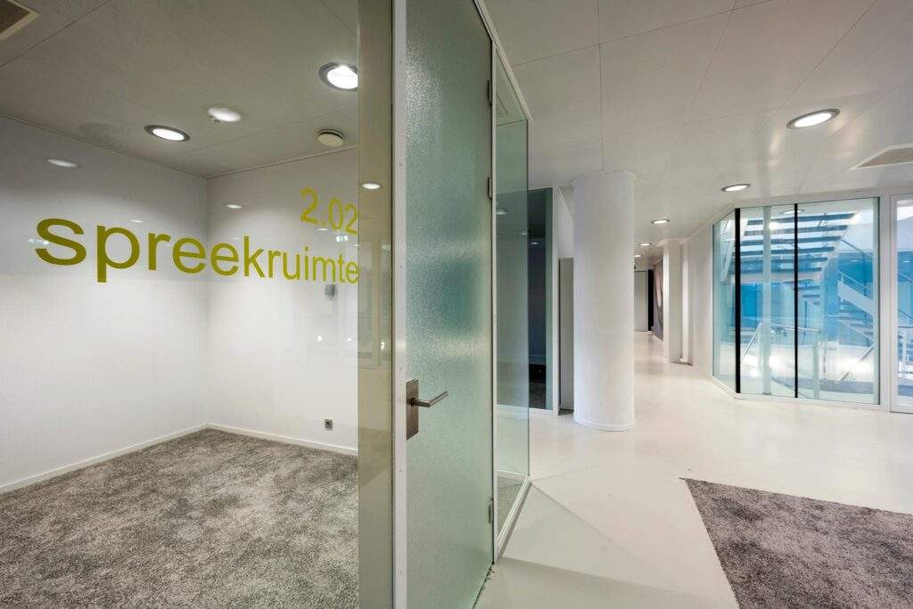 Moderne kantoorruimte met spreekkamer 2.02 aan de Prof. E.M. Meijerslaan, met glazen wanden en strakke inrichting.